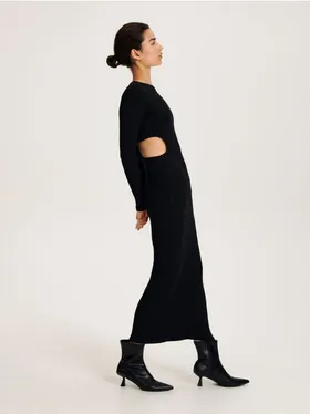 Sukienka o dopasowanym fasonie, wykonana z dzianiny na bazie bawełny z domieszką elastycznych włókien. - czarny