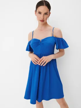 Sukienka mini z odkrytymi ramionami - Niebieski