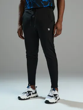 Spodnie o kroju jogger z kolekcji SNSY PERFORMANCE. Uszyte z szybkoschnącego materiału z dodatkiem bawełny. Możesz dobrać do nich pasującą bluzę lub koszulkę i stworzyć komplet. - czarny