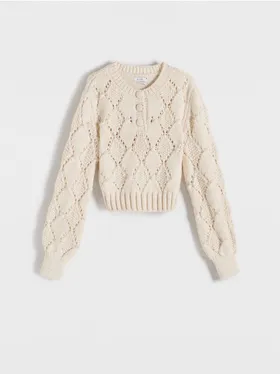 Sweter o prostym fasonie, wykonany z ażurowej dzianiny. - kremowy