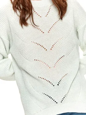 Luźny sweter z ozdobnym splotem