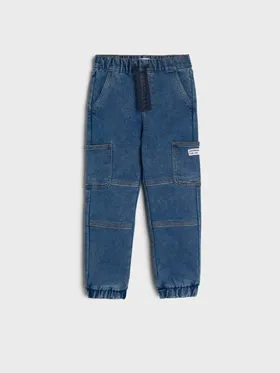 Wygodne spodnie jeansowe wykonane z bawełnianej tkaniny. - niebieski