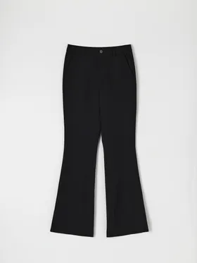 Jednokolorowe spodnie typu flare, wykonane z szybkoschnącego materiału z dodatkiem elastycznych włókien. Możesz dobrać do nich pasującą marynarkę. - czarny