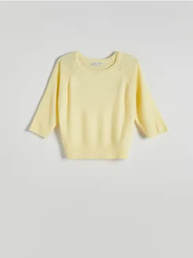 Sweter o regularnym kroju, wykonany z lekkiej dzianiny. - żółty