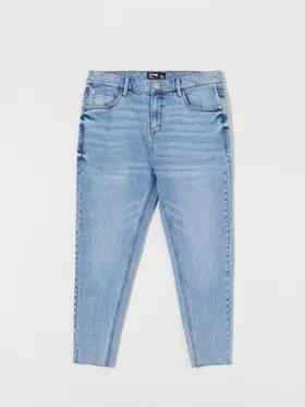 Spodnie jeansowe z surowym wykończeniem nogawek, uszyte z bawełny z domieszką elastycznych włókien. - niebieski