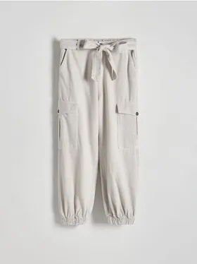 Spodnie o dopasowanym kroju, uszyte z tkaniny z bawełną. - jasnoszary