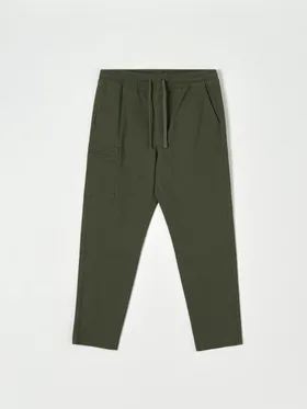 Spodnie z kieszeniami cargo, uszyte z bawełny z domieszką elastycznych włókien. - zielony