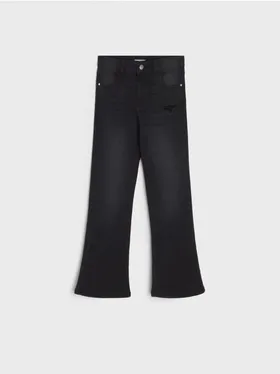 Wygodne jeansy wykonane z bawełnianej tkaniny z domieszką elastycznych włókien. - czarny