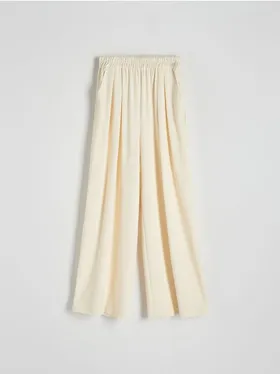 Spodnie o swobodnym fasonie, wykonane z gładkiej i przyjemnej w dotyku tkaniny. - złamana biel