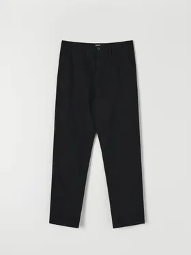 Spodnie o kroju chino, wykonane z bawełnianej tkaniny z dodatkiem elastycznych włókien. - czarny