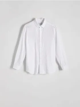 Koszula o regularnym kroju, wykonana z bawełnianej tkaniny. - biały