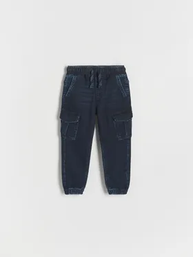 Jeansy typu jogger, wykonane z bardzo miękkiego denimu z dodatkiem elastycznych włókien. - granatowy