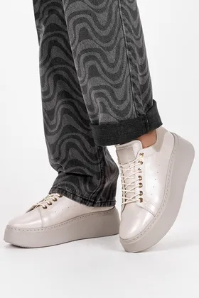 Beżowe sneakersy skórzane damskie buty sportowe sznurowane na platformie produkt polski casu 2275