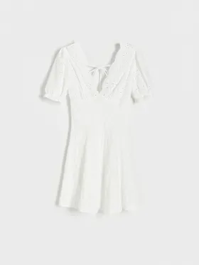 Ażurowa sukienka mini - Biały