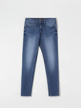 Jeansy o kroju skinny fit wykonane z bawełny z dodatkiem szybkoschnącego materiału oraz elastycznych włókien. - niebieski