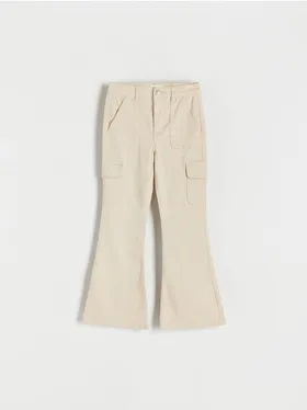 Spodnie typu flare, wykonane z bawełnianej tkaniny z dodatkiem elastycznych włókien. - beżowy