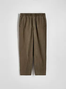 Spodnie typu jogger o swobodnym kroju, wykonane z bawełny i lyocellu. - ciemnozielony