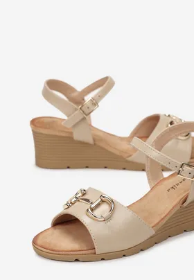 Beżowe Sandały na Koturnie z Elegancką Klamerką Miasia