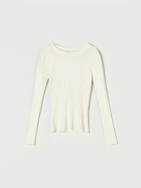 Wygodny sweter wykonany z prążkowanej dzianiny, uszyty z materiału zawierającego delikatną dla skóry wiskozę. - kremowy