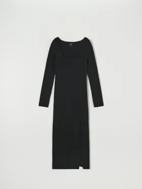 Dopasowana sukienka midi podkreślająca sylwetkę z długim rękawem oraz rozcięciem z przodu. - czarny