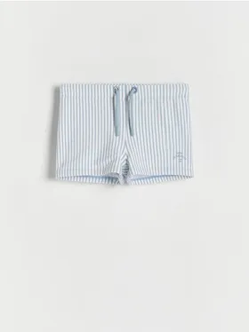 Szorty kąpielowe o klasycznym kroju, wykonane z dzianiny z dodatkiem elastycznych włókien. - niebieski