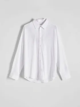 Koszula o regularnym kroju, wykonana z gładkiej tkaniny. - biały