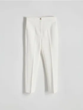 Spodnie o dopasowanym kroju, uszyte z tkaniny z bawełną. - biały