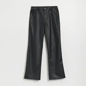 Czarne spodnie straight fit z imitacji skóry - Czarny
