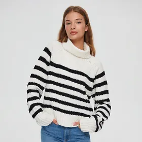 Wzorzysty sweter w paski z golfem - Paski