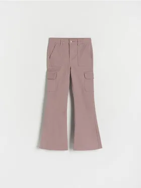 Spodnie typu flare, wykonane z bawełnianej tkaniny z dodatkiem elastycznych włókien. - kasztanowy