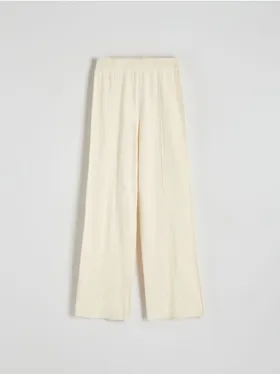Spodnie z kolekcji PREMIUM, wykonane z gładkiej, bawelnianej dzianiny z domieszką wełny. - złamana biel