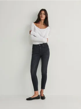 Jeansy o dopasowanym fasonie, wykonane z bawełny z domieszką elastycznych włókien. - szary