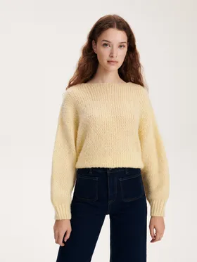 Sweter o swobodnym fasonie, wykonany z dzianiny z domieszką wełny. - jasnożółty
