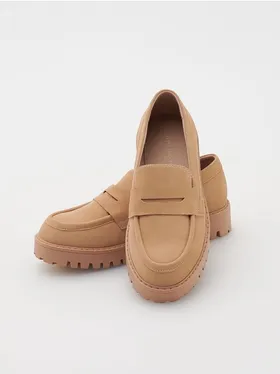 Buty typu loafers, wykonane z imitacji zamszu. - beżowy