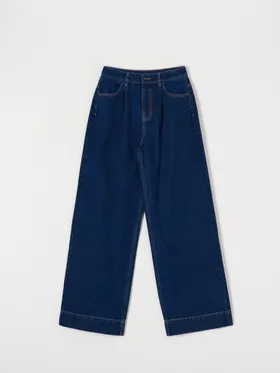 Spodnie jeansowe o luźny kroju uszyte z bawełny. - niebieski