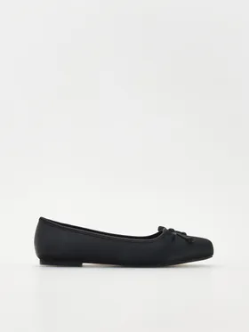 Buty typu baleriny, wykonane z gładkiego materiału. - czarny