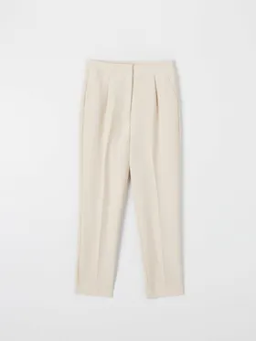 Eleganckie spodnie z kantem uszyte z szybkoschnącego materiału z domieszką wiskozy oraz elastycznych włókien. - kremowy