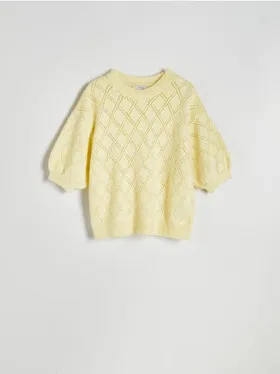 Sweter o swobodnym kroju, wykonany z ażurowej dzianiny. - jasnożółty