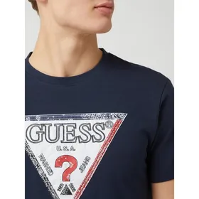 Guess T-shirt o kroju regular fit z bawełny ekologicznej model ‘Triesley’
