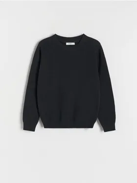 Ciepły sweter o prostym fasonie, wykonany z przyjemnej w dotyku, bawełnianej dzianiny. - czarny