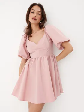 Pudrowa sukienka mini z bufiastymi rękawami - Różowy