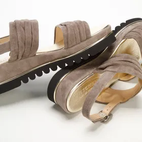 Damskie sandały z marszczonego zamszu
