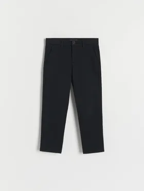 Spodnie typu chino, wykonane z gładkiej, bawełnianej tkaniny z dodatkiem elastycznych włókien. - czarny