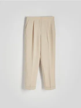 Spodnie o dopasowanym fasonie, wykonane z tkaniny z dodatkiem wiskozy. - beżowy
