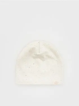 Czapka o prostym fasonie, wykonana z bawełny z dodatkiem elastycznych włókien. - złamana biel