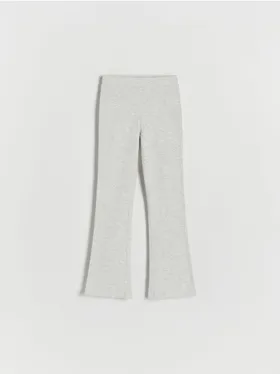 Spodnie typu flare, wykonane z bawełnianej dzianiny z dodatkiem elastycznych włókien. - jasnoszary