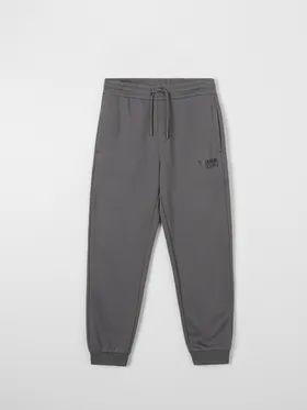 Bawełniane spodnie o kroju jogger z nadrukiem na nogawce. - szary