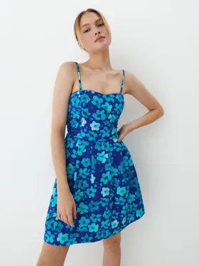 Niebieska sukienka mini w kwiaty - Turkusowy