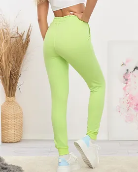 Neonowe zielone damskie spodnie dresowe z kolorową naszywką - Odzież - Zielony || Neonowy