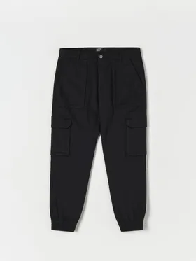 Wygodne spodnie jogger cargo wykonane z bawełnianej tkaniny z dodatkiem elastycznych włókien. - czarny